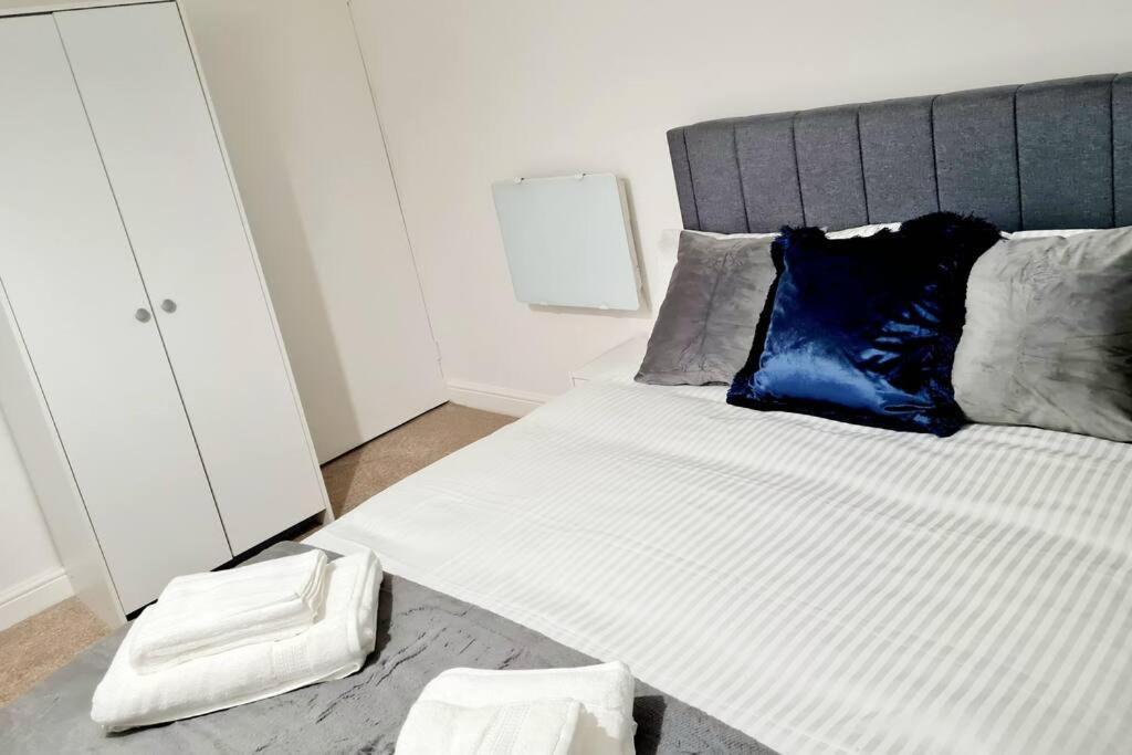 Cosy Luxurious 3 Bedroom House, Free Parking, Free Wifi, Private Garden, Free Netflix Havering Exterior foto