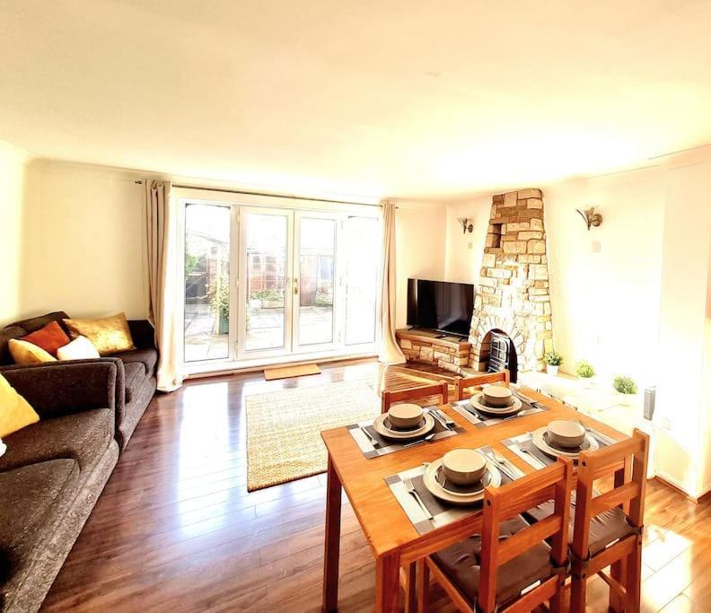 Cosy Luxurious 3 Bedroom House, Free Parking, Free Wifi, Private Garden, Free Netflix Havering Exterior foto